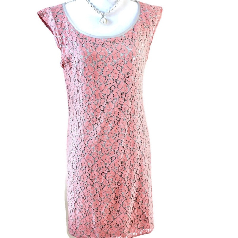 Banana Republic lace dress. W lining. No flaws